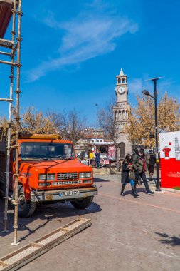 Ankara, Türkiye - 12 Mart 2021 - Ankara Clocktower 'daki eski turuncu kamyonun dikey sokak fotoğrafı