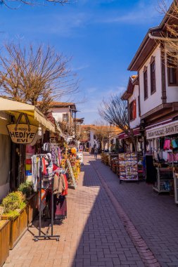 Ankara, Türkiye - 12 Mart 2021 - Ankara 'nın eski Osmanlı merkezi Hamamonu' daki Osmanlı evleri ve restoranlarının dikey sokak fotoğrafçılığı