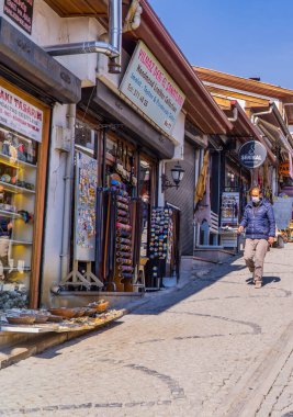 Ankara, Türkiye - 12 Mart 2021 - Altindağ bölgesinin pazar caddesindeki insan ve dükkanların manzarası