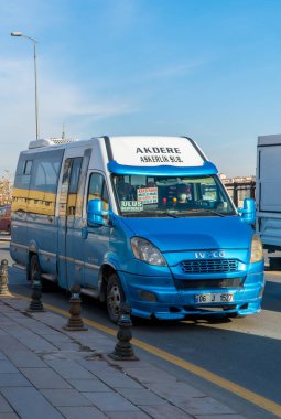 Ankara, Türkiye - 12 Mart 2021 - Ankara şehir merkezinde kişiselleştirilmiş Iveco minibüsünün eski dikey sokak fotoğrafı