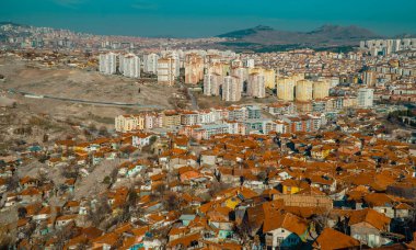 Ankara, Türkiye - 12 Mart 2021 - Ankara Şatosu 'ndan görülen gayrı resmi evler ve modern yerleşim alanları ile Ankara kentinin panoramik hava manzarası