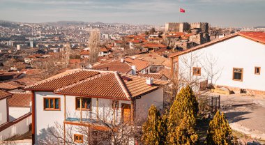 Ankara, Türkiye - 12 Mart 2021 - Ankara Şatosu 'ndan görülen Ankara, Türkiye' nin şehir merkezinin Osmanlı evleri ve panoramik manzarası)