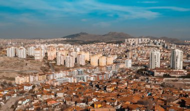 Ankara, Türkiye - 12 Mart 2021 - Ankara, Türkiye 'nin panoramik hava manzaralı gayrı resmi tuğla evleri ve Ankara Kalesi' nden görülen modern yerleşim alanları