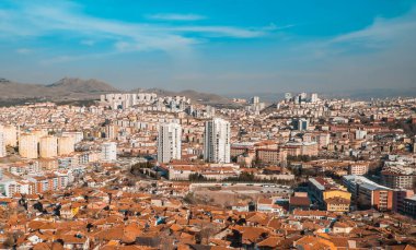 Ankara, Türkiye - 12 Mart 2021 - Ankara, Türkiye 'nin panoramik hava manzaralı gayrı resmi evleri ve Ankara Şatosu' ndan güneşli bir günde görülen modern yerleşim alanları