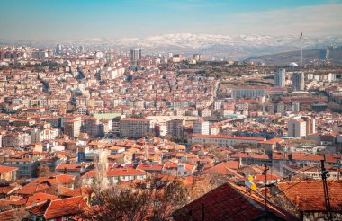 Ankara, Türkiye - 12 Mart 2021 - Ankara, Türkiye şehir merkezi panoramik görünümü Ankara Kalesi 'nden binalar)