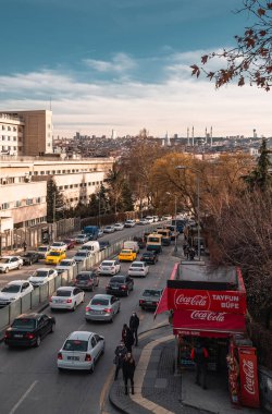 Ankara, Türkiye - 12 Mart 2021 - Ankara şehir merkezi ve Kocatepe Camii 'nin arka planında yoğun bir caddedeki trafiğin fotoğrafları
