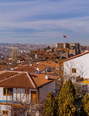 Ankara, Türkiye - 12 Mart 2021 - Ankara Şatosu 'ndan (Ankara Kalesi) görülen Ankara şehir merkezine bakan Osmanlı evlerinin dikey çekimi)