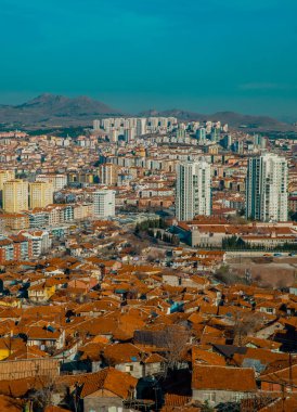 Ankara, Türkiye - 12 Mart 2021 - Resmi olmayan evler ve modern yerleşim alanlarıyla Ankara kentinin dikey hava görüntüsü
