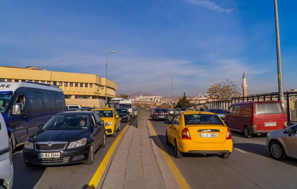 Ankara Turquía Marzo 2021 Tráfico Con Automóviles Taxis Mezquitas Centro —  Fotos de Stock