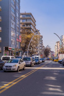 Ankara, Türkiye - 12 Mart 2021 - Ankara şehir merkezindeki dükkanların, binaların ve arabaların dikey sokak fotoğrafları