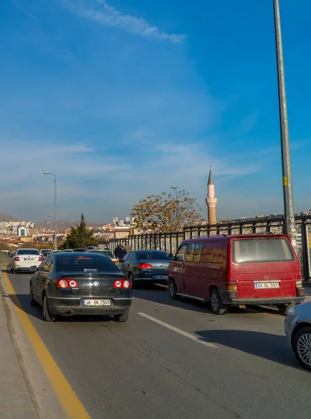 Ankara Turcja Marca 2021 Pionowa Uliczna Fotografia Ruchu Samochodowego Meczetu — Zdjęcie stockowe