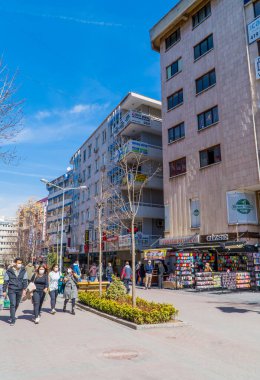 Ankara, Türkiye - 12 Mart 2021 - Ankara şehir merkezindeki yaya bölgesinde insanların, kitapçıların ve mağazaların dikey sokak fotoğrafları