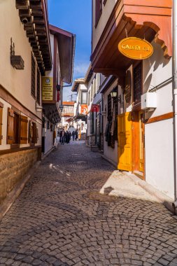 Ankara, Türkiye - 12 Mart 2021 - Ankara Şatosu yakınlarındaki eski Osmanlı evlerinin olduğu sokağa dikey bakış