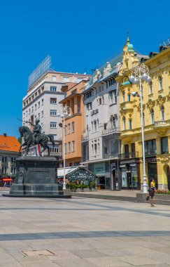 Zagreb, Hırvatistan - 28 Haziran 2020 - ana meydanın dikey sokak fotoğrafçılığı (Josip Jelaciç Meydanı)