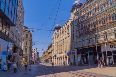 Zagreb, Hırvatistan - 28 Haziran 2020 - Ilica ana alışveriş caddesinde insanlar