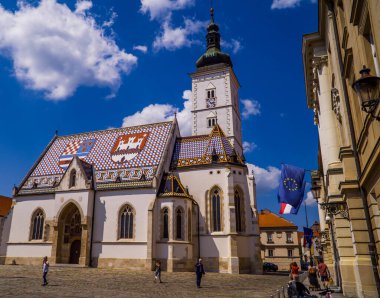 Zagreb, Hırvatistan - 28 Haziran 2020 - Halk ve AB bayrağıyla St. Mark Kilisesi
