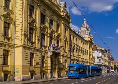 Zagreb, Hırvatistan - 28 Haziran 2020 - Zagreb şehir merkezindeki modern hafif tren tramvayı