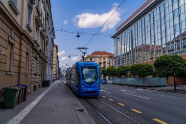 Zagreb, Hırvatistan - 28 Haziran 2020 - şehir merkezindeki bir caddede modern hafif tren tramvayı