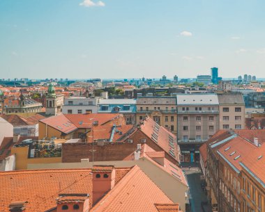 Zagreb, Hırvatistan - 28 Haziran 2020 - Arka planda geleneksel mimari ve sosyalist yerleşim kuleleri bulunan Yukarı Kasaba 'dan şehrin panoramik gündüz manzarası