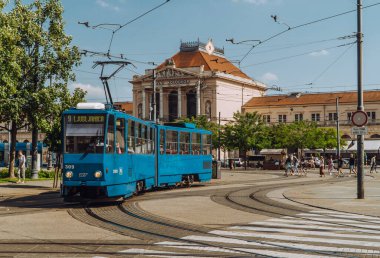 Zagreb, Hırvatistan - 28 Haziran 2020 - Zagreb merkez istasyonu önünde mavi elektrikli klasik tramvay hafif tren vagonu (Glavni Kolodvor)