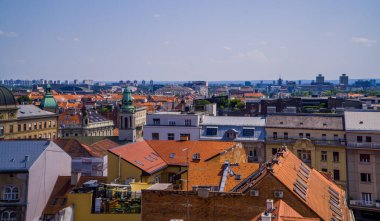 Zagreb, Hırvatistan - 28 Haziran 2020 - Arka planda antik binaların çatıları ve sosyalist yerleşim blokları bulunan Zagreb şehir manzarası