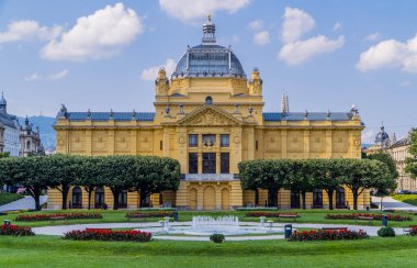 Zagreb, Hırvatistan - 28 Haziran 2020 - Hırvatistan 'ın Zagreb kentindeki Park Josipa Jurja Strossmayera' da Sanat Pavyonu