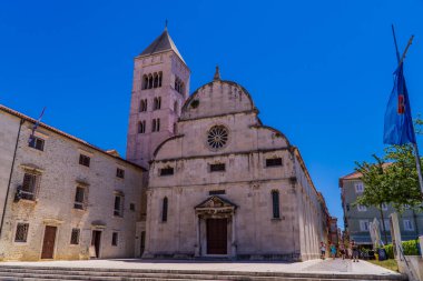Zadar, Hırvatistan - 11 Temmuz 2020 - Zadar Katedrali 'nin yanında yürüyen turistler
