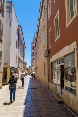 Zadar, Hırvatistan - 11 Temmuz 2020 - Eski kentte geleneksel mimariyle yürüyen insanların dikey görüntüleri