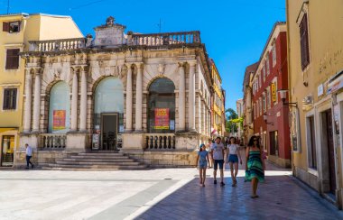 Zadar, Hırvatistan - 11 Temmuz 2020 - eski kentte yürüyen turistler