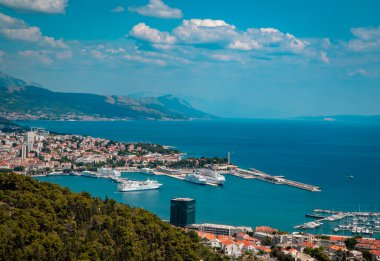 Split, Hırvatistan - 8 Temmuz 2020 - Marjan Forest Hill 'den liman ve şehir Split' in panoramik manzarası, botlar, mavi Adriyatik denizi ve arka planda dağlar