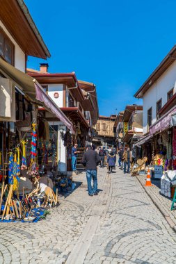 Ankara, Türkiye - 12 Mart 2021 - Altindağ bölgesindeki çarşı caddesinde insan ve dükkanların dikey görüntüsü