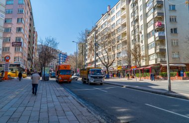 Ankara, Türkiye - 12 Mart 2021 - Ankara şehir merkezinde tehlikeli maddeler taşıyan konut binalarının, işyerlerinin ve arabaların sokak fotoğrafları