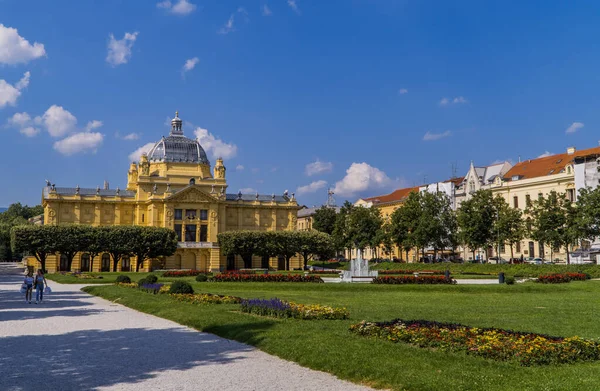 Zagreb Kroatië Juni 2020 Meisjes Wandelen Park Josipa Jurja Strossmayera — Stockfoto