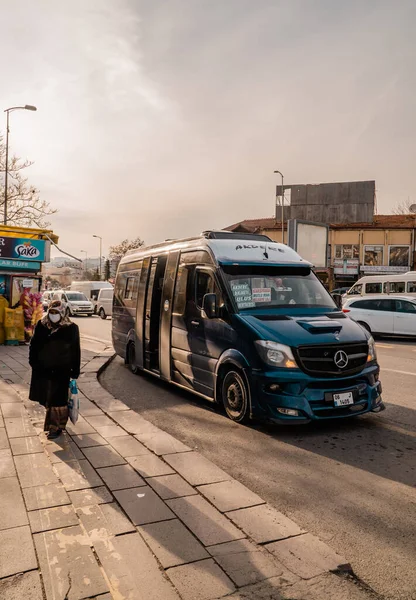 Ankara Turcja Marca 2021 Kobieta Chustą Głowie Szytym Miarę Autobusem — Zdjęcie stockowe