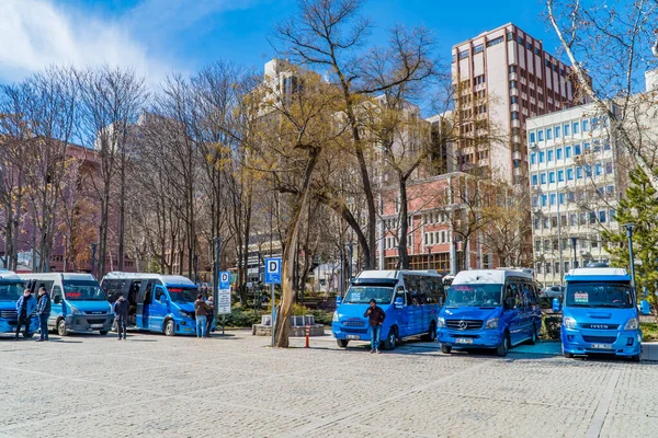 Ankara Turcja Marca 2021 Fotografia Uliczna Dworca Autobusowego Niebieskimi Minibusami — Zdjęcie stockowe