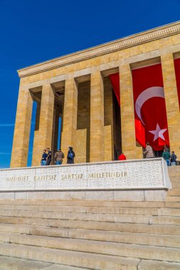 Ankara, Türkiye - 13 Mart 2021 - Anitkabir 'deki Mustafa Kemal Atatürk Anıtmezarına giren insanların dikey görüntüsü