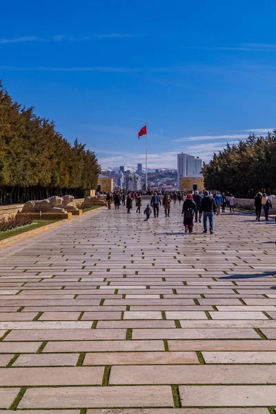 Ankara Turecko Března 2021 Vertikální Pohled Lidi Procházející Mírovém Parku — Stock fotografie