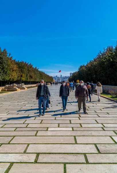 Ankara Turquía Marzo 2021 Vista Vertical Los Turistas Caminando Parque — Foto de Stock