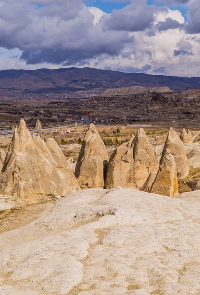 Prachtig Verticaal Uitzicht Sprookjesachtige Schoorstenen Typische Rotsformaties Bij Goreme Cappadocië — Stockfoto