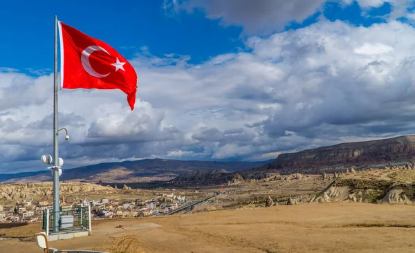 Prachtig Uitzicht Een Grote Turkse Vlag Goreme Cappadocië Met Landschappen — Stockfoto