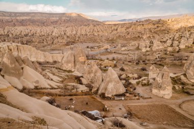 Goreme, Cappadocia, Türkiye 'de eşsiz kaya oluşumları ve tipik peri bacaları olan güzel bir at çiftliği manzarası
