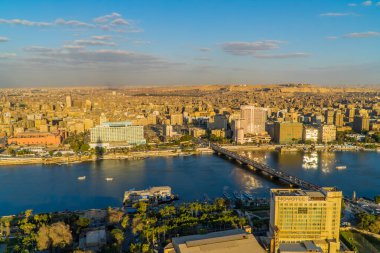 Kahire, Mısır - 25 Mart 2021 - Ritz Carlton Nile Oteli, Novotel ve Kahire Skyline 'ın günbatımında güzel panoramik manzarası