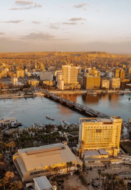 Kahire, Mısır - 25 Mart 2021 - Ritz Carlton Nil Oteli 'nin güzel dikey hava manzarası, Kahire Skyline' ın günbatımında çekildiği Nooy.