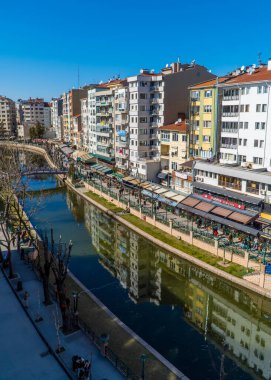 Eskisehir, Türkiye - 8 Mart 2021 - Porsuk Nehri 'ndeki insanlar ve binaların dikey havası