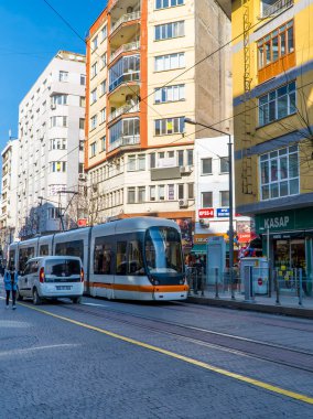 Eskisehir, Türkiye - 8 Mart 2021 - Eskisehir şehir merkezindeki tramvay raylarının dikey sokak fotoğrafçılığı