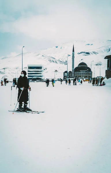 Station Ski Erciyes Turquie Mars 2021 Femme Musulmane Avec Foulard — Photo