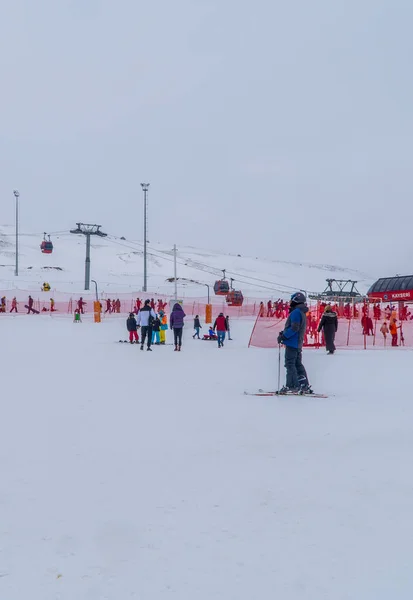 Erciyes Ski Resort Turcja Marca 2021 Widok Pionowy Narciarzy Gondoli — Zdjęcie stockowe