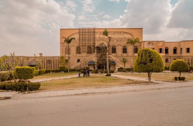 Kahire, Mısır - 26 Mart 2021 - Salahaddin Kalesi 'ndeki antik binalar ve insanlar