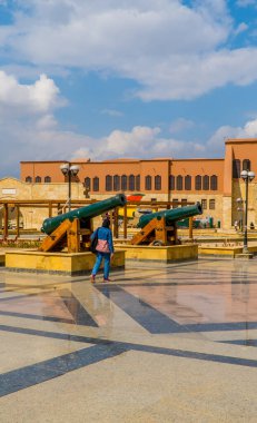 Kahire, Mısır - 26 Mart 2021 - Salahaddin Kalesi içindeki Mısır Ulusal Askeri Müzesi 'nin sarayındaki insanlara dikey bakış