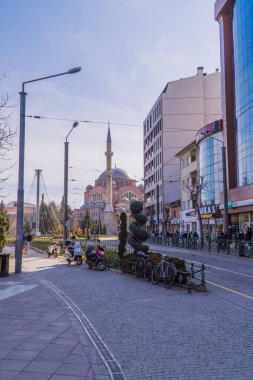Eskisehir, Türkiye - 8 Mart 2021 - Resadiye Camii 'nin dikey sokak fotoğrafları